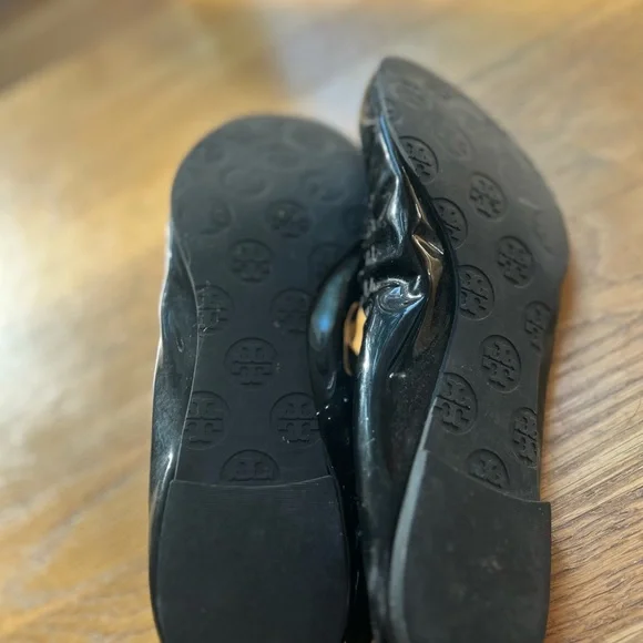 Elegant Black and Gold Women's Flats - Picture 4 of 4